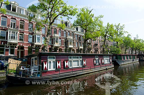  Subject: channel boats - also known as Home boats (boats used as permanent or temporary housing) - on the banks of Amsterdam Channels / Place: Amsterdam city - Netherlands - Europe / Date: 05/2012 