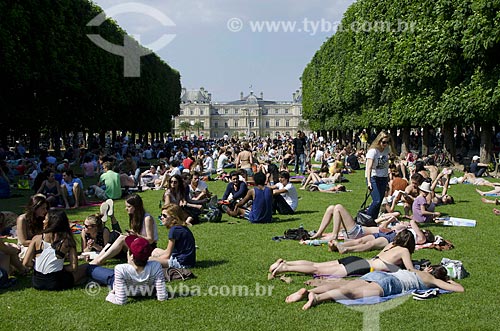  Subject: Peoples sunbathing at Jardin du Luxembourg (Luxembourg Garden) with the Palais du Luxembourg (Luxembourg Palace) in the background - headquarters of Senate French / Place: Paris - France - Europe / Date: 05/2012 