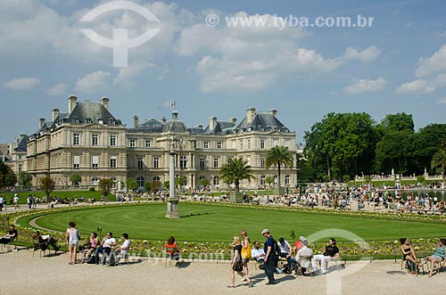  Subject: Peoples sunbathing at Jardin du Luxembourg (Luxembourg Garden) with the Palais du Luxembourg (Luxembourg Palace) in the background - headquarters of Senate French / Place: Paris - France - Europe / Date: 05/2012 