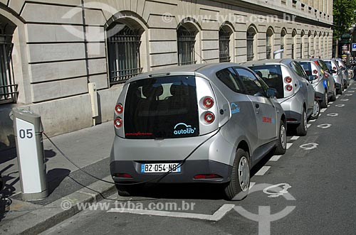  Subject: B0 - also known as Bluecar - self service electric car for public rental / Place: Paris - France - Europe / Date: 05/2012 