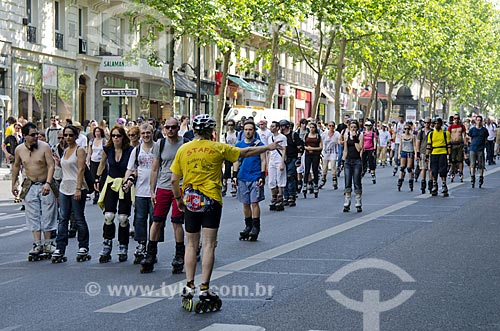  Subject: Group of people walking rollerblading through the streets of Paris / Place: Paris - France - Europe / Date: 05/2012 