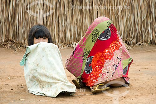  Subject: Aiha Kalapalo village girls hiding her face in shame white man - INCREASE OF 100% OF THE VALUE OF TABLE / Place: Querencia city - Mato Grosso state (MT) - Brazil / Date: 10/2012 