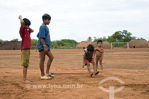  Subject: Children from the Aiha Kalapalo village playing - playing that simulates Olympic sports - INCREASE OF 100% OF THE VALUE OF TABLE / Place: Querencia city - Mato Grosso state (MT) - Brazil / Date: 10/2012 