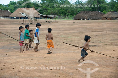  Subject: Children from the Aiha Kalapalo village playing - playing that simulates Olympic sports - INCREASE OF 100% OF THE VALUE OF TABLE / Place: Querencia city - Mato Grosso state (MT) - Brazil / Date: 10/2012 