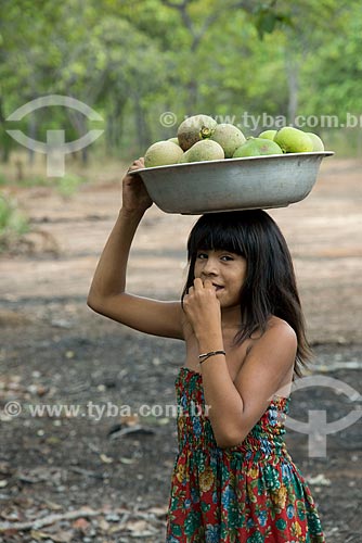  Subject: Child of Aiha Kalapalo Village with a basin of Pequi (Caryocar brasiliense) - INCREASE OF 100% OF THE VALUE OF TABLE / Place: Querencia city - Mato Grosso state (MT) - Brazil / Date: 10/2012 
