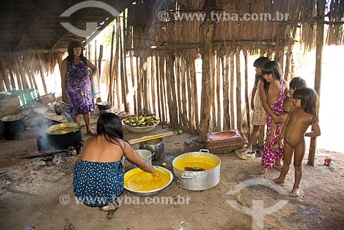  Subject: Woman and children of Aiha Kalapalo Village preparing the porridge Pequi (Caryocar brasiliense) - INCREASE OF 100% OF THE VALUE OF TABLE / Place: Querencia city - Mato Grosso state (MT) - Brazil / Date: 10/2012 