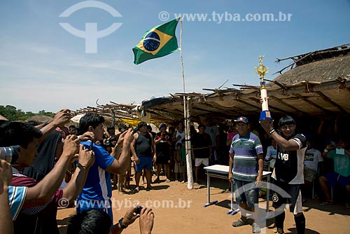  Subject: Soccer championship inter villages of the Upper Xingu in the village Aiha Kalapalo - player lifting the trophy - INCREASE OF 100% OF THE VALUE OF TABLE / Place: Querencia city - Mato Grosso state (MT) - Brazil / Date: 10/2012 