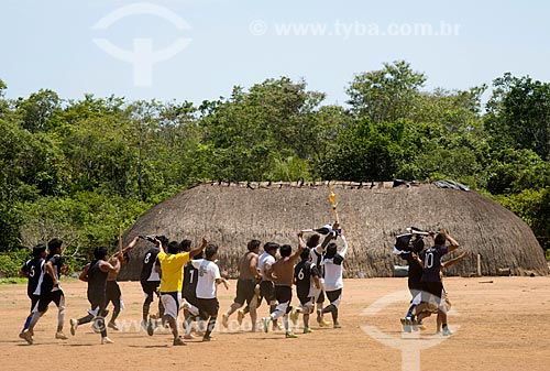  Subject: Soccer championship inter villages of the Upper Xingu in the village Aiha Kalapalo - winning team giving the victory lap with the trophy - INCREASE OF 100% OF THE VALUE OF TABLE / Place: Querencia city - Mato Grosso state (MT) - Brazil / Da 