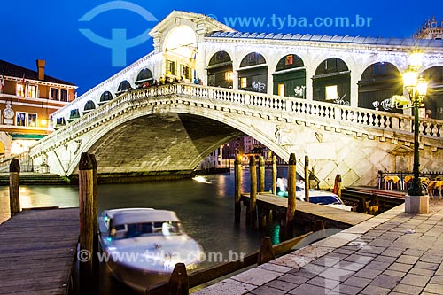  Subject: Rialto Bridge (Ponte di Rialto) at evening. Venice, Province of Venice, Italy. / Place: Venice - Italy - Europe / Date: 12/2012 