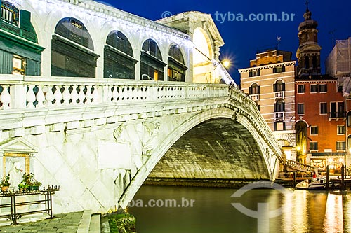  Subject: Rialto Bridge (Ponte di Rialto) at evening. Venice, Province of Venice, Italy. / Place: Venice - Italy - Europe / Date: 12/2012 