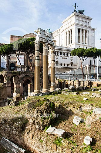  Subject: Forum of Caesar (Foro di Cesare), built between 1st century BC and 2nd century AD, with the colums of the Temple of Venus Genetrix in front and the Monument to Vittorio Emanuele II in the background / Place: Rome - Italy - Europe / Date: 12 