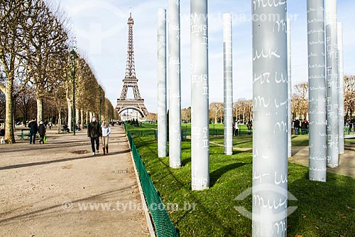  Subject: Columns of the monument Le Mur pour la Paix (The wall of peace) with the Eiffel Tower in the background / Place: Paris - France - Europe / Date: 12/2012 