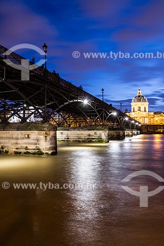  Subject: Pont des Arts (Arts Bridge) and Institut de France (French Institute) in the background / Place: Paris - France - Europe / Date: 12/2012 