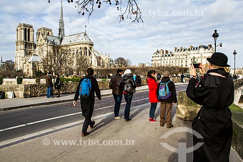  Subject: Tourists at Pont de lArchevêché (Archbishop Bridge) - 1828 - with the Notre-Dame of Paris Cathedral (1163) in the background / Place: Paris - France - Europe / Date: 01/2013 