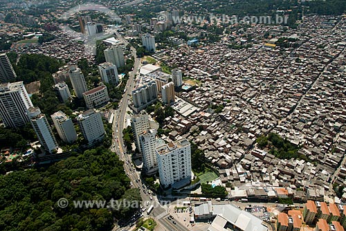  Subject: Buildings on Giovanni Gronchi Avenue in contrast to the Paraisopolis slum / Place: Paraisopolis neighborhood - Sao Paulo city - Sao Paulo state (SP) - Brazil / Date: 02/2013 