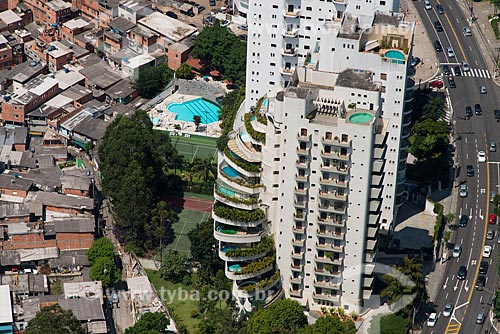  Subject: Buildings on Giovanni Gronchi Avenue in contrast to the Paraisopolis slum / Place: Paraisopolis neighborhood - Sao Paulo city - Sao Paulo state (SP) - Brazil / Date: 02/2013 