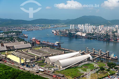  Subject: View of TGG - Guaruja Grain Terminal - with the Santos city in the background / Place: Vicente de Carvalho neighborhood - Guaruja city - Sao Paulo state (SP) - Brazil / Date: 02/2013 