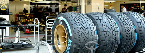  Subject: Tire in the box from Autodrome Abu Dhabi (Yas Marina Circuit)  / Place: Yas island - Abu Dhabi - United Arab Emirates - Asia / Date: 11/2012 