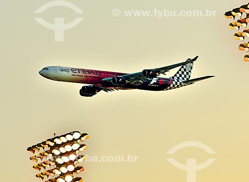  Subject: Etihad A345 Airplane flying over the city of Abu Dhabi / Place: Abu Dhabi - United Arab Emirates - Asia / Date: 11/2012 