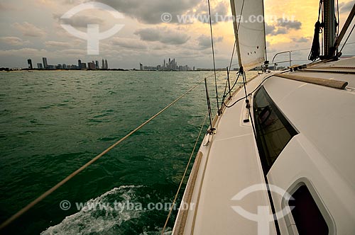  Subject: View of boat and Palm Jumeirah island in the background / Place: Dubai city - United Arab Emirates - Asia / Date: 12/2012 