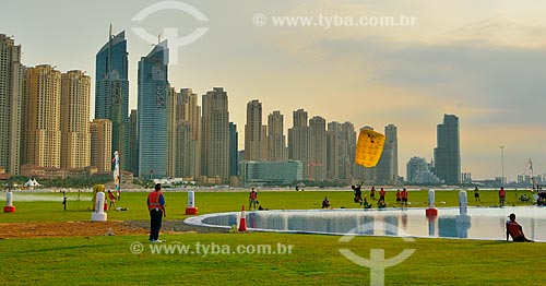  Subject: Parachutist during Parachuting World Championship 2012 / Place: Dubai Marina neighborhood- Dubai city - United Arab Emirates - Asia / Date: 12/2012 