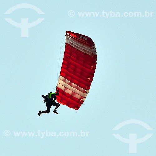  Subject: Parachutist during Parachuting World Championship 2012 / Place: Dubai Marina neighborhood- Dubai city - United Arab Emirates - Asia / Date: 12/2012 