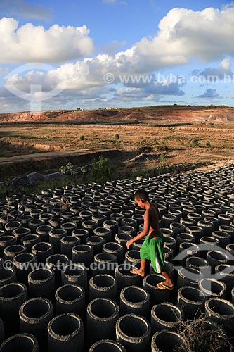  Children playing in the area that would be destined to shrimp farming - enterprise embargoed because of irregularities detected in its construction that contradicted the existing environmental legislation    - Pitimbu city - Paraiba state (PB) - Brazil