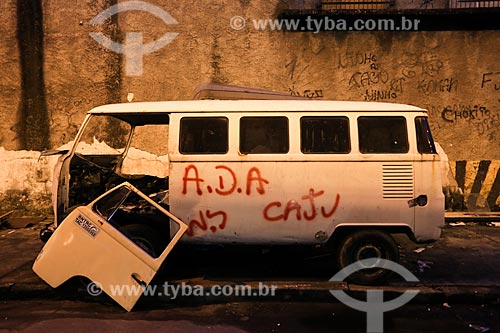  Kombi abandoned in street during beginning of the installation of Pacification Police Unit (UPP) in set the slums of Complexo do Caju north zone of Rio de Janeiro   - Rio de Janeiro city - Rio de Janeiro state (RJ) - Brazil