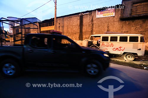  Vehicle of the Military Police during the beginning of the installation of Pacification Police Unit (UPP) in set the slums of Complexo do Caju north zone of Rio de Janeiro   - Rio de Janeiro city - Rio de Janeiro state (RJ) - Brazil
