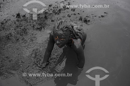  Subject: Girl bathing in the mud at Jabaquara beach for a parade over the streets of Paraty city, called Bloco da Lama  ( Mud Parade ), during the brazilian carnival  / Place: Paraty city - Rio de Janeiro state - Brazil  / Date: 02/2013 