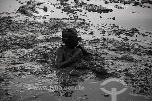  Subject: Man bathing in the mud at Jabaquara beach for a parade over the streets of Paraty city, called Bloco da Lama  ( Mud Parade ), during the brazilian carnival  / Place: Paraty city - Rio de Janeiro state - Brazil  / Date: 02/2013 