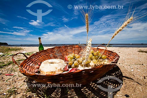  Subject: Straw basket with offerings to Yemanja / Place: Sepetiba city - Rio de Janeiro state (RJ) - Brazil / Date: 02/2013 