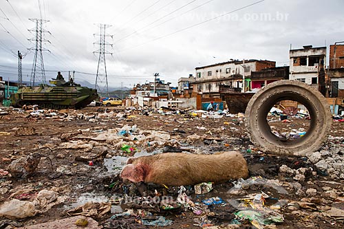  Garbage accumulated near to Manguinhos Station - Saracuruna Branch Line - after occupation in Jacarezinho and Manguinhos slums set for deployment of Pacification Police Unit (UPP)   - Rio de Janeiro city - Rio de Janeiro state (RJ) - Brazil