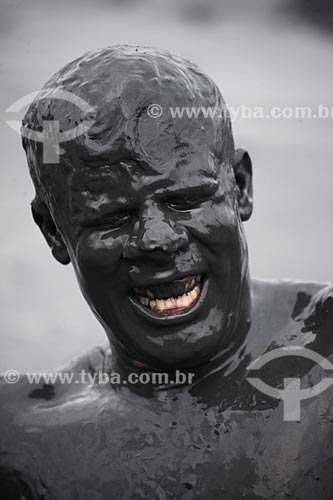  Subject: Man covered with mud, preparing to parade on the Bloco da Lama / Place: Paraty city - Rio de Janeiro state (RJ) - Brazil / Date: 02/2013 