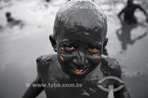  Subject: Boy covered with mud, preparing to parade on the Bloco da Lama / Place: Paraty city - Rio de Janeiro state (RJ) - Brazil / Date: 02/2013 