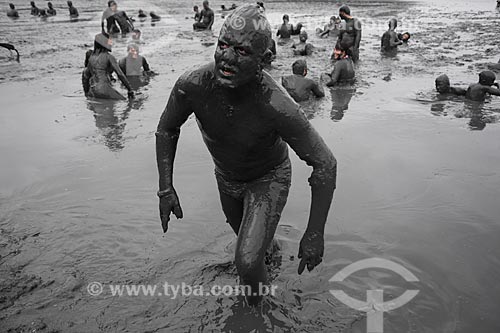  Subject: Merrymakers covered with mud, preparing to parade on the Bloco da Lama / Place: Paraty city - Rio de Janeiro state (RJ) - Brazil / Date: 02/2013 