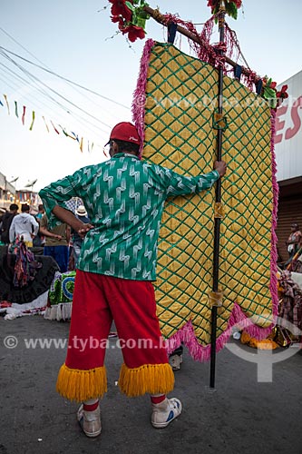  Subject: Man holding banner of Rural Maracatu - also known as Baque Solto Maracatu / Place: Nazare da Mata city - Pernambuco state (PE) - Brazil / Date: 02/2013 