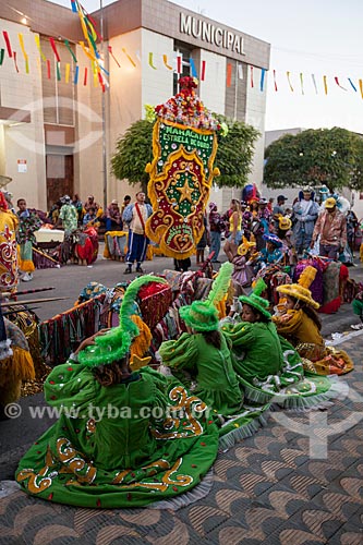  Subject: Components group Rural Maracatu - also known as Baque Solto Maracatu - Gold Star Maracatu sitting on the sidewalk / Place: Nazare da Mata city - Pernambuco state (PE) - Brazil / Date: 02/2013 