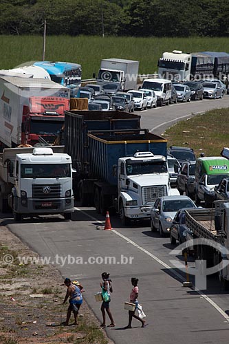  Subject: Traffic Jam on Highway BR-101 / Place: Goiana city - Pernambuco state (PE) - Brazil / Date: 02/2013 
