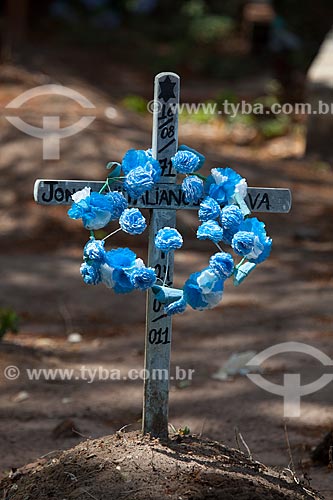  Subject: Cross with flowers on the tomb at cemetery of the Nossa Senhora da Guia Church - also known as Guia Sanctuary / Place: Lucena city - Paraiba state (PB) - Brazil / Date: 02/2013 