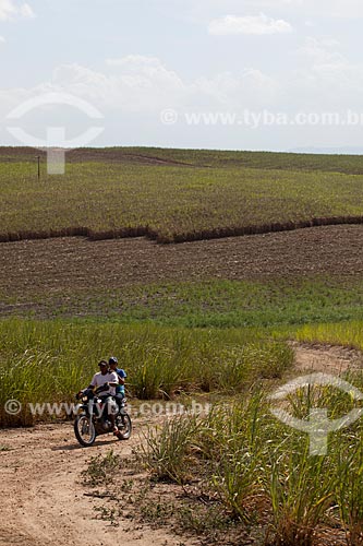  Subject: Motorcyclists on a dirt road next to a plantation of sugarcane the margins of Highway EP-075 / Place: Goiana city - Pernambuco state (PE) - Brazil / Date: 02/2013 