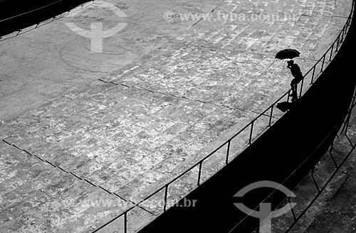  Subject: Fan with an umbrella at bleacher of Journalist Mario Filho Stadium - also known as Maracana / Place: Maracana neighborhood - Rio de Janeiro city - Rio de Janeiro state (RJ) - Brazil / Date: Década de 90 