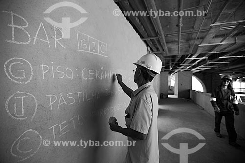  Subject: Reform Journalist Mario Filho Stadium - also known as Maracana - foreman indicates on the wall the steps that need to be done at that location / Place: Maracana neighborhood - Rio de Janeiro city - Rio de Janeiro state (RJ) - Brazil / Date: 