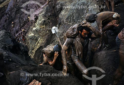  Subject: Workers carrying sandbags in the mining of Serra Pelada - considered the largest gold mine at open pit of world in the 80s / Place: Serra Pelada District - Curionopolis city - Para state (PA) - Brazil / Date: Década de 80 