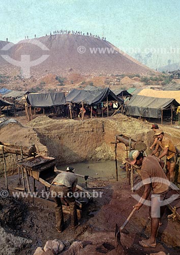  Subject: Workers in the mining of Serra Pelada - considered the largest gold mine at open pit of world in the 80s - with a camp in the background / Place: Serra Pelada District - Curionopolis city - Para state (PA) - Brazil / Date: Década de 80 