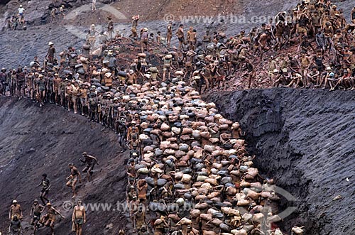  Subject: Workers carrying sandbags in the mining of Serra Pelada - considered the largest gold mine at open pit of world in the 80s / Place: Serra Pelada District - Curionopolis city - Para state (PA) - Brazil / Date: Década de 80 