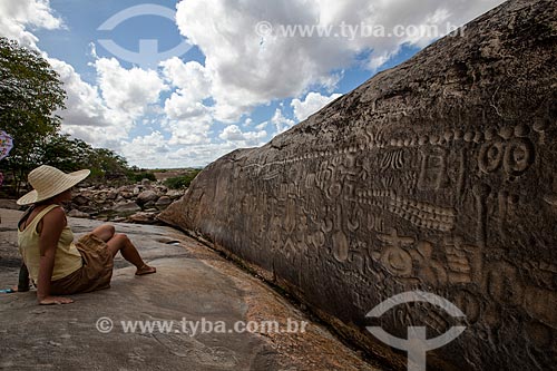 Subject: Tourist observes the Inga Stone - also known as Itacoatiaras of Inga - in the Pedra Lavada Sitio / Place: Inga city - Paraiba state (PB) - Brazil / Date: 02/2013 
