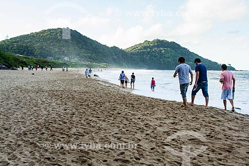  Subject: People walking on the Buraco beach / Place: Balneario Camboriu city - Santa Catarina state (SC) - Brazil / Date: 03/2013 