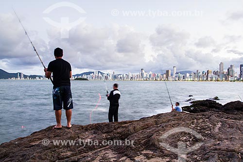 Subject: Men fishing in North Pontal / Place: Balneario Camboriu city - Santa Catarina state (SC) - Brazil / Date: 03/2013 