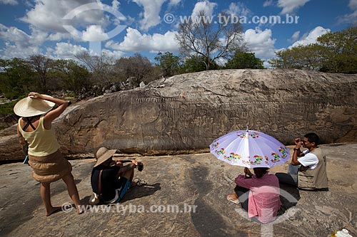  Subject: Tourists observes the Inga Stone - also known as Itacoatiaras of Inga - in the Pedra Lavrada Sitio / Place: Inga city - Paraiba state (PB) - Brazil / Date: 02/2013 